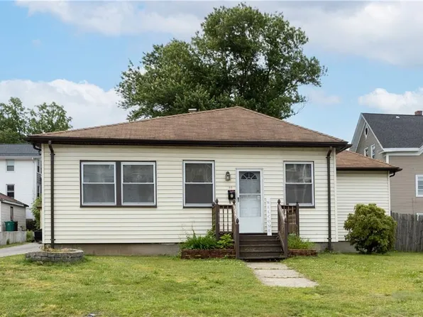 30 Fairlawn Ave, Woonsocket, RI 02895