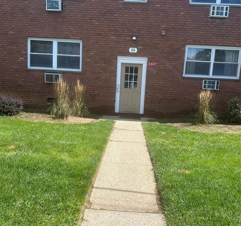 1st image of 35 Knox Ter APT 2C