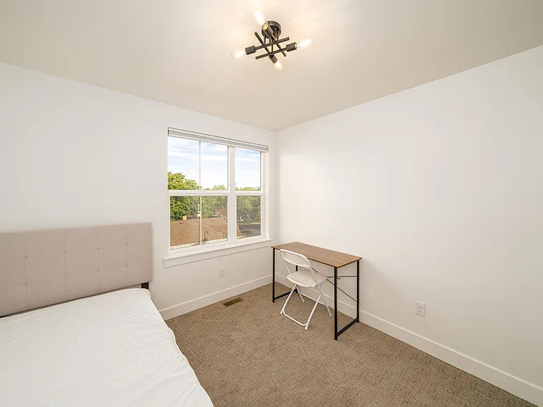 626 E 800 N — Photo 10