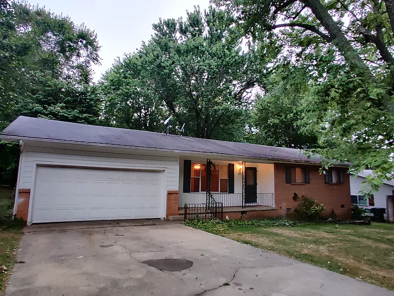 1351 N Stephens Ave — Photo 1