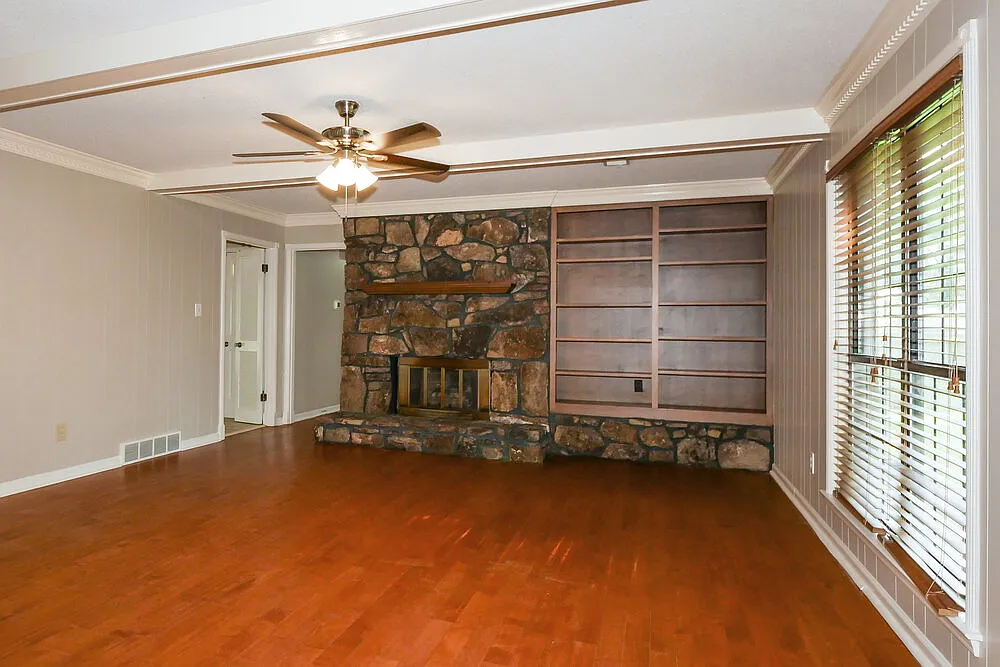 3 bed, 2.0 bath, 1900 sqft, $1,840 — Photo 4