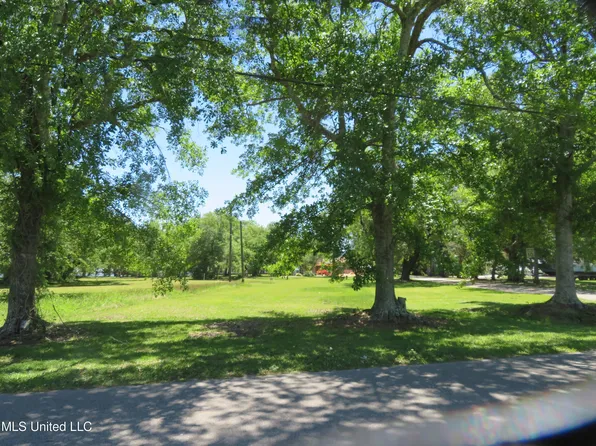 3094 Happy Landing Ln, Diberville, MS 39540