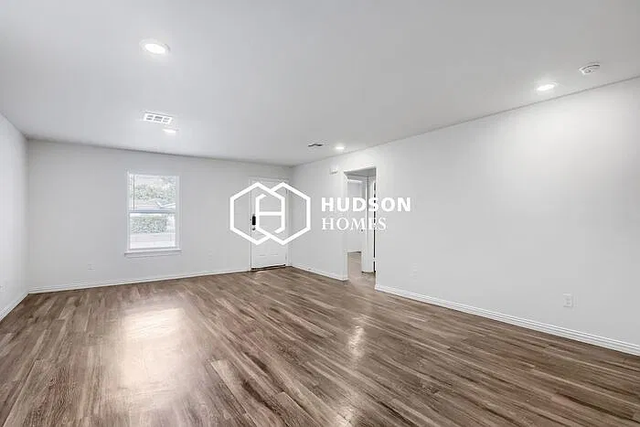 3 bed, 2.0 bath, 1090 sqft, $1,149 — Photo 3