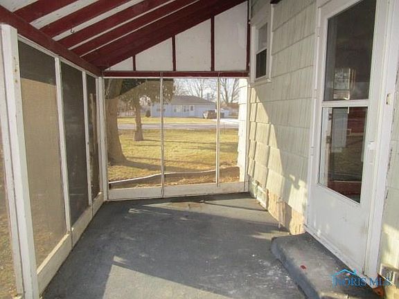 4th image of 102 N Yarrow St