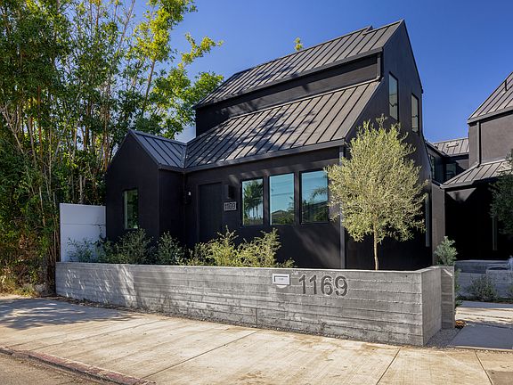 New build single-family Venice bungalow in historic courtyard community.