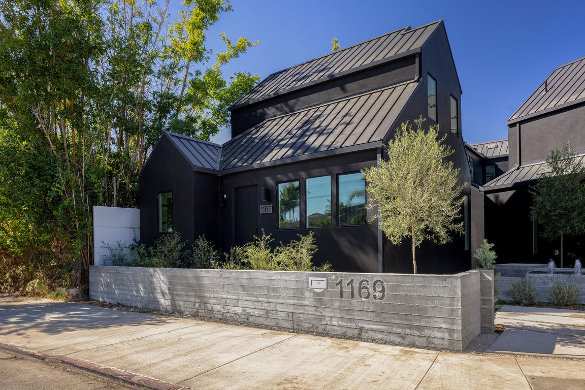 New build single-family Venice bungalow in historic courtyard community.