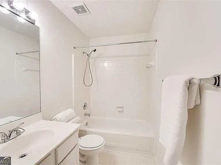 3 bed, 2124 sqft, $900 — Photo 3