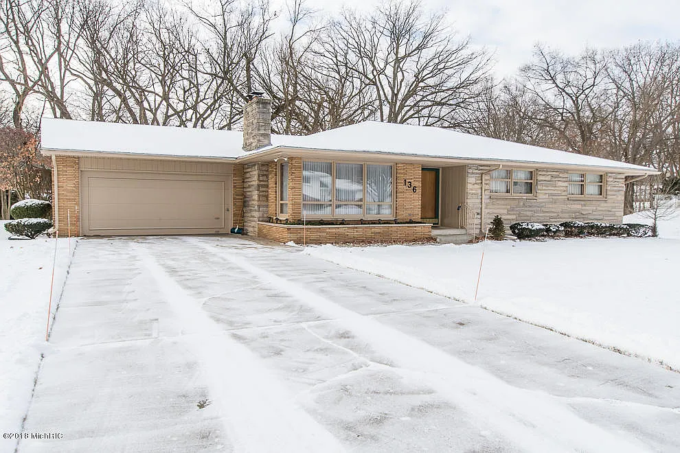 136 Pleasantview Dr photo 1