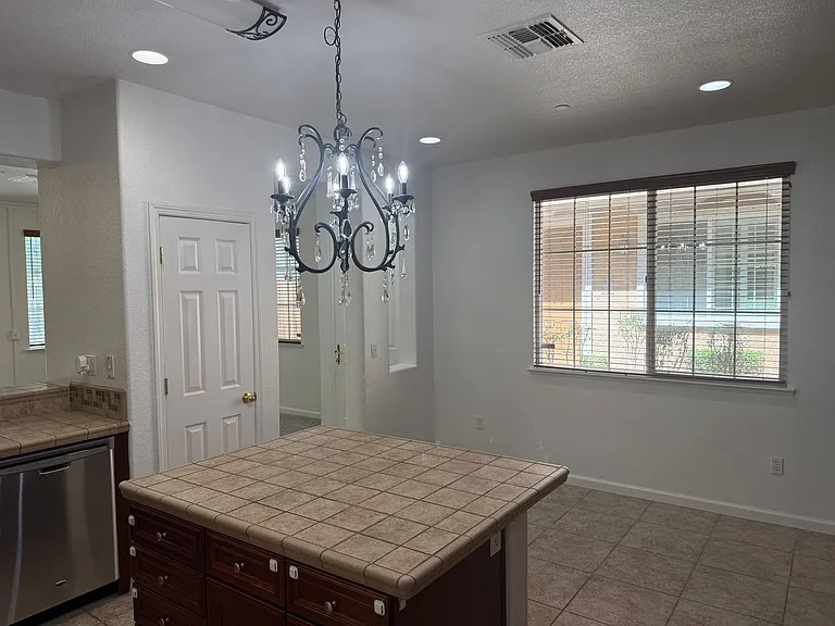 1402 Ferry Cir — Photo 7