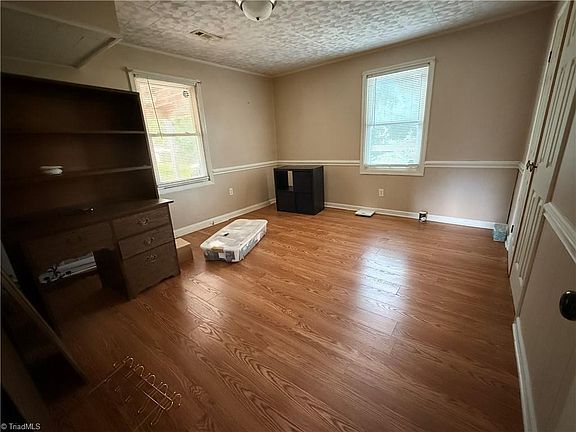 4th image of 811 Leonard Rd