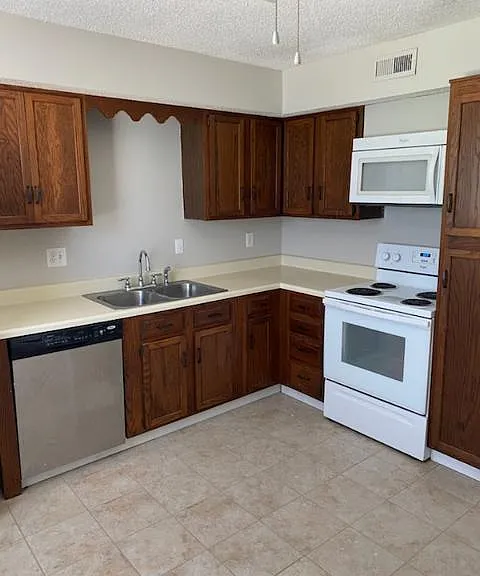 400 NE Timbercreek Dr #400 — Photo 4
