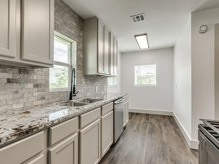 1017 N Pottenger Ave — Photo 3