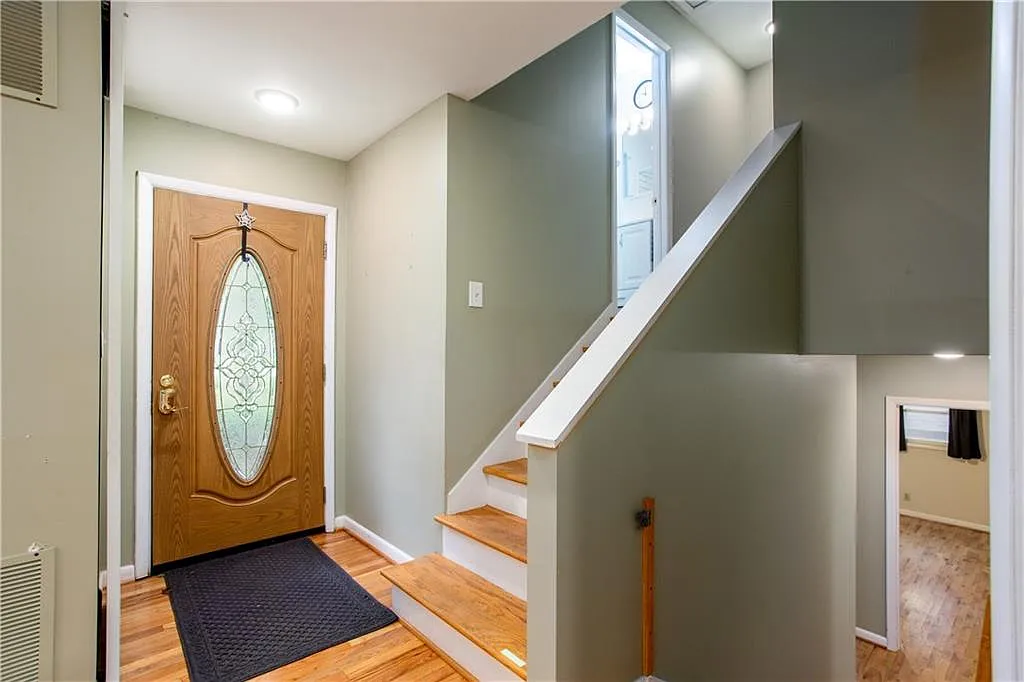 4 bed, 3.0 bath, 2290 sqft, $2,850 — Photo 3