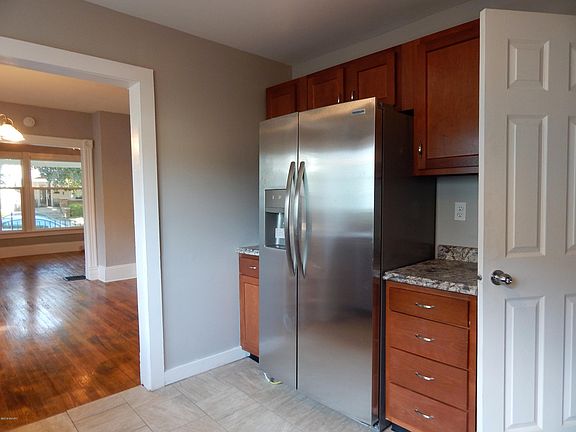 4th image of 815 7th St NW