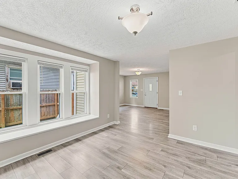 902 Warren Ave — Photo 23