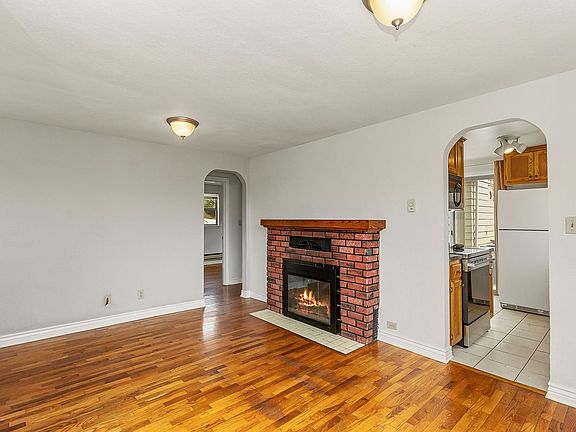 3rd image of 229 Avenue F