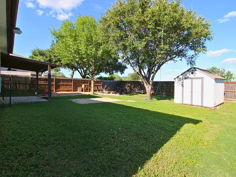 1004 Cougar Country — Photo 21