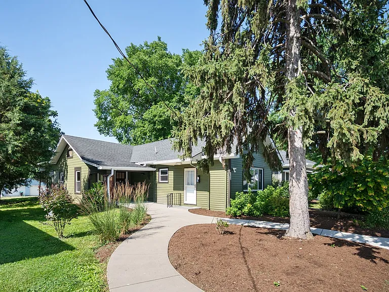 438 W Stansifer Ave — Photo 2