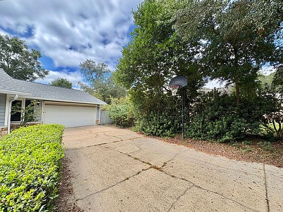 5th image of 406 Greenwood Way