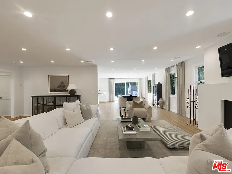 13506 Chandler Blvd — Photo 3