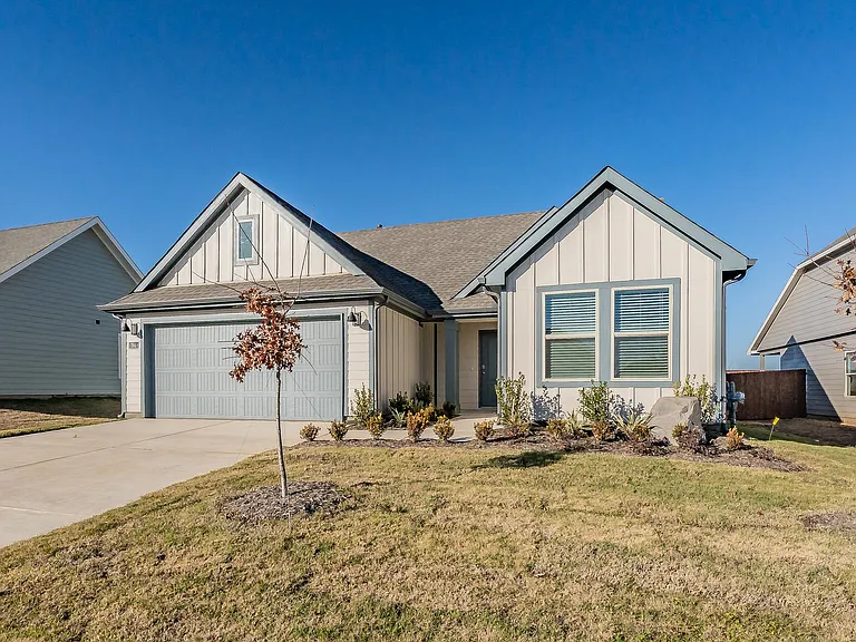 764 Primrose Ln — Photo 2