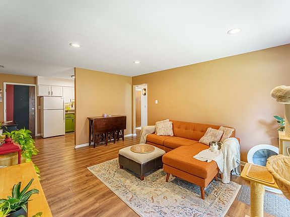 4th image of 884 S Plum Grove Rd APT 111