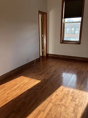 Rented by Metroline Realty | media 21