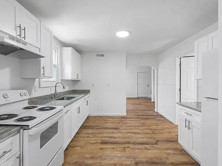 702 Hughlett St — Photo 9