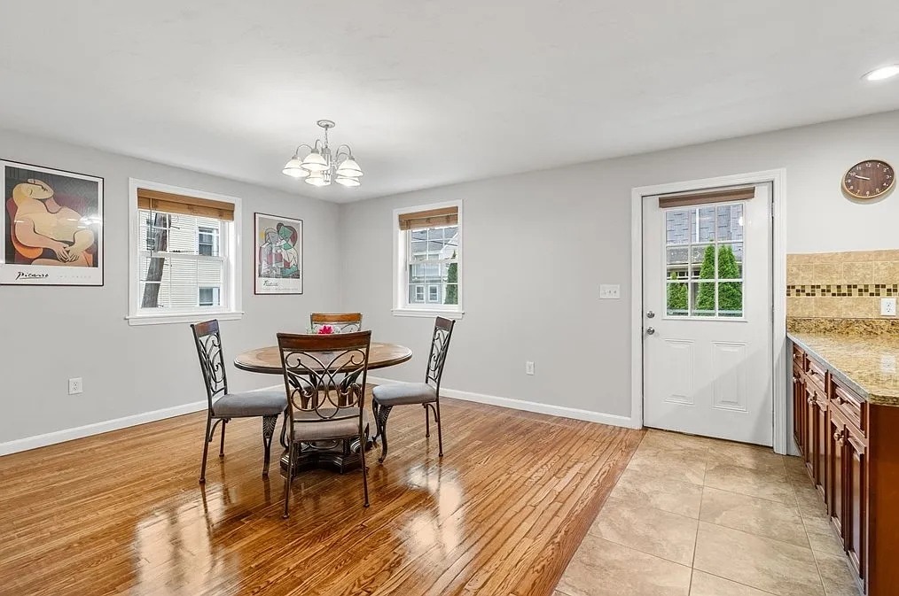 3 bed, 2450 sqft, $4,100 — Photo 2