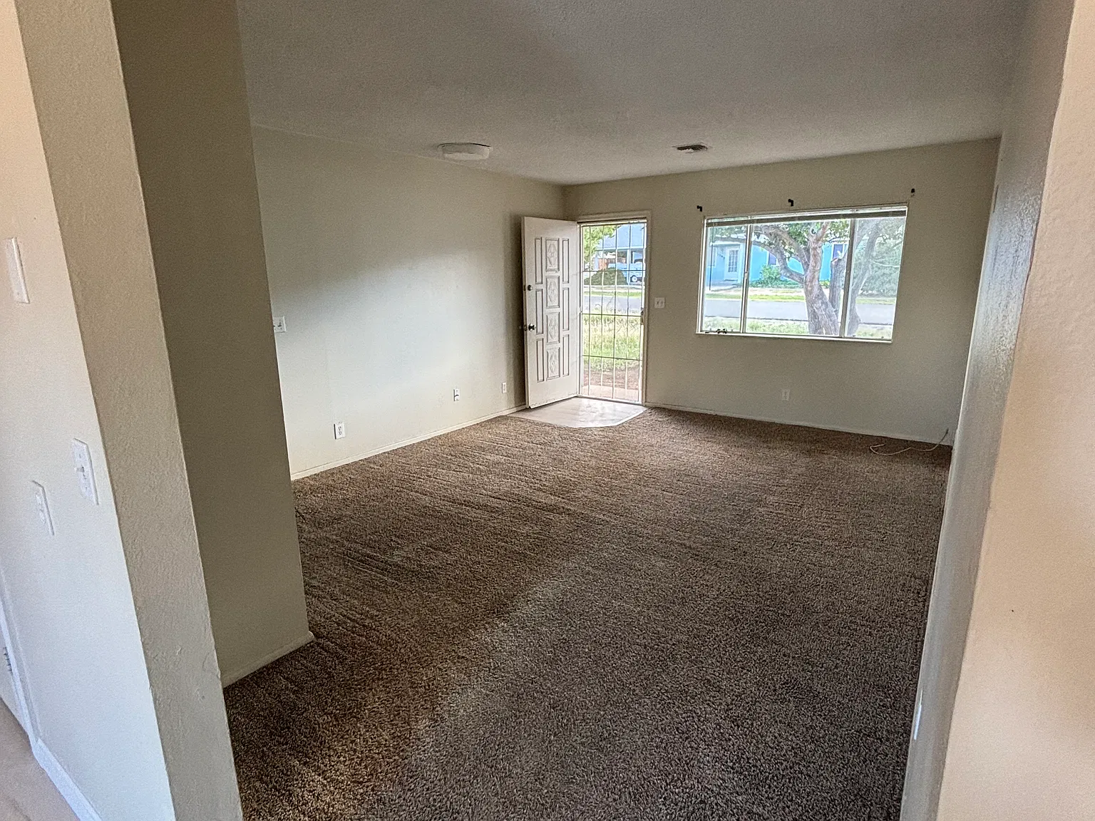 3 bed, 1206 sqft, $1,975 — Photo 3