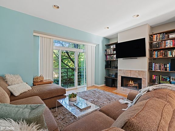 2nd image of 3241 N Ravenswood Ave