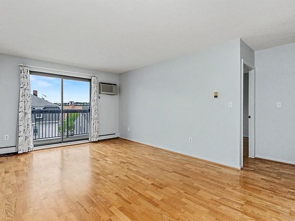 3rd image of 10 William St #37