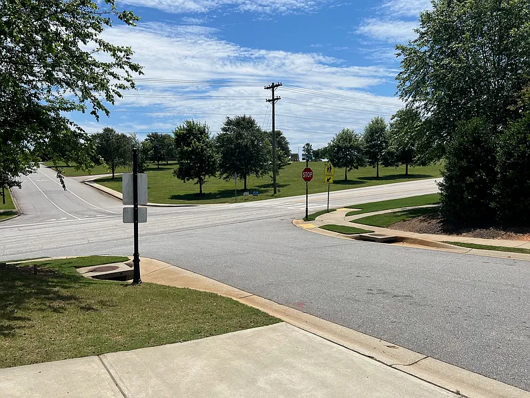 3 minutes walking to elementary, 5 minutes to middle school.