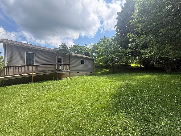 137 McCawley St — Photo 3
