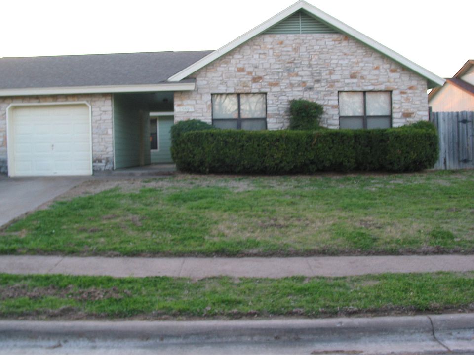 2/1 unit in duplex is located up front with a breezeway to t