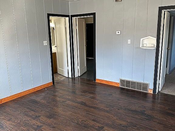 3rd image of 643 W Davis St