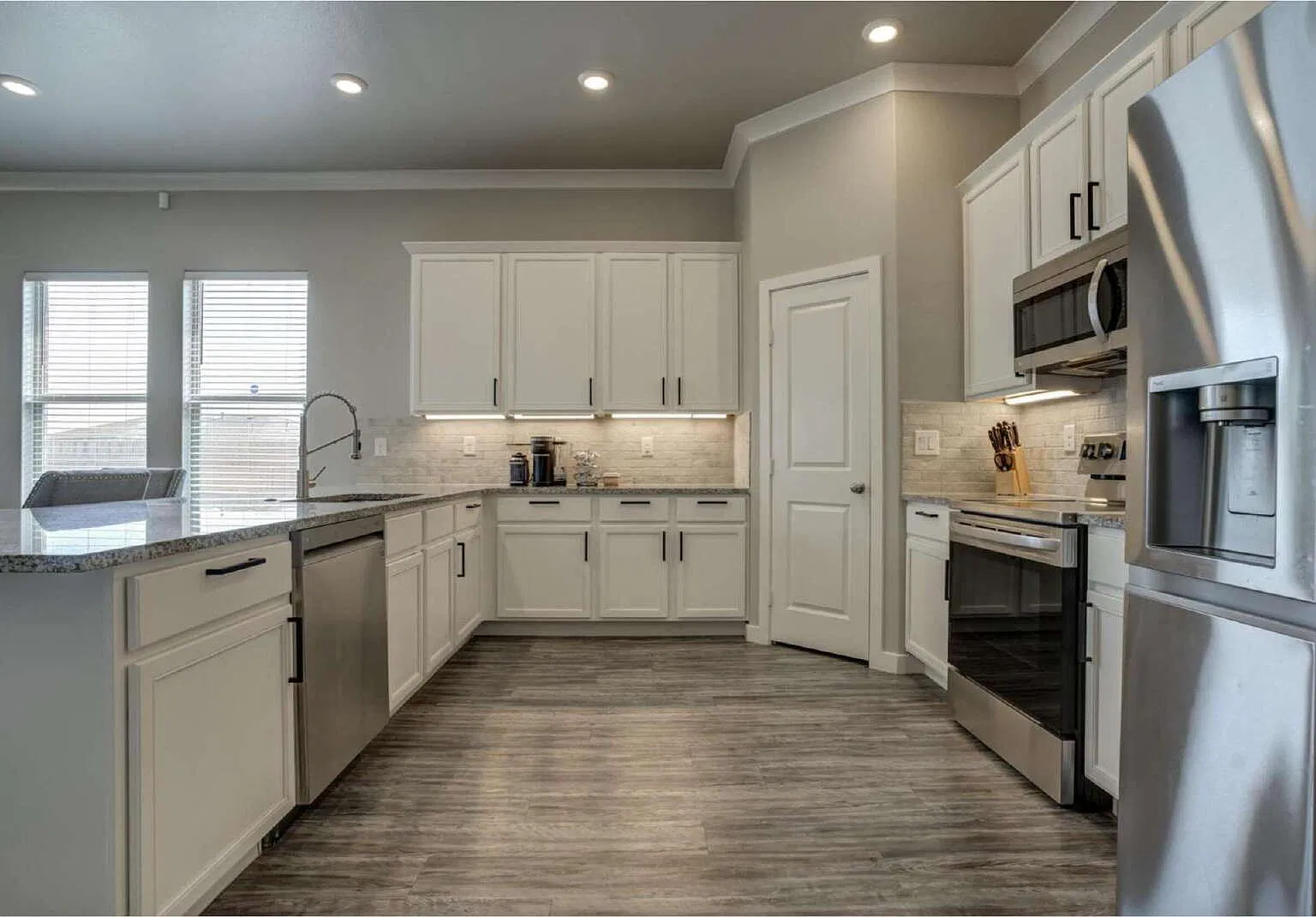 3 bed, 2.0 bath, 1797 sqft, $2,100 — Photo 4