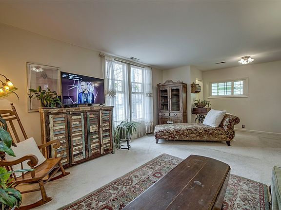 3rd image of 419 E 10th Street