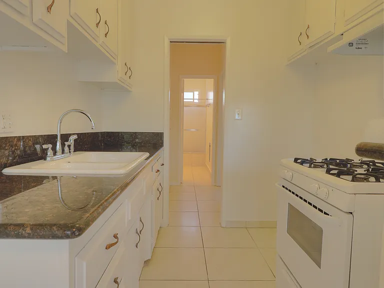 4808 Riverton Ave #7 — Photo 15