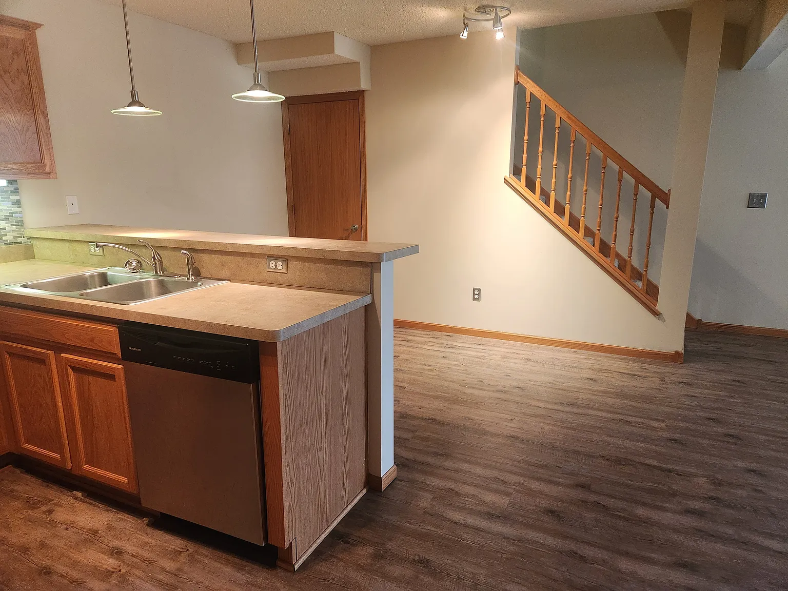 2 bed, 1.5 bath, 1299 sqft, $2,150 — Photo 4