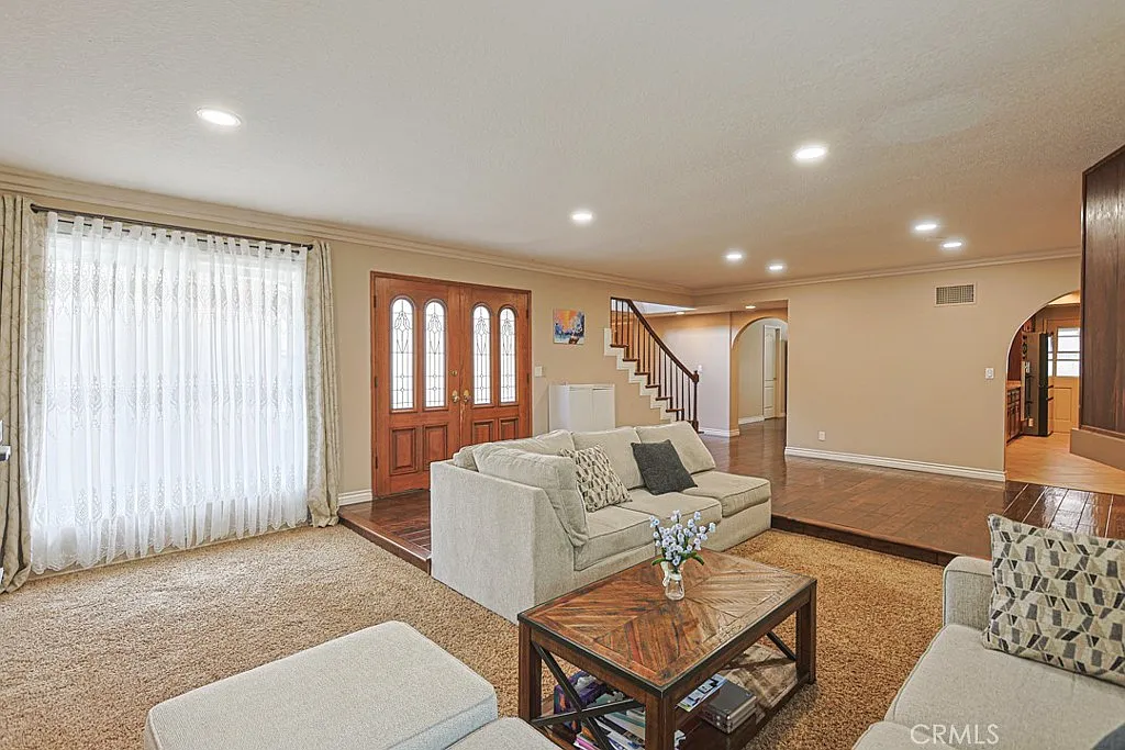 6 bed, 3518 sqft, $8,000 — Photo 1