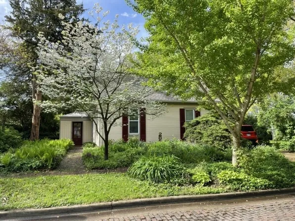 207 W Nevada St, Urbana, IL 61801