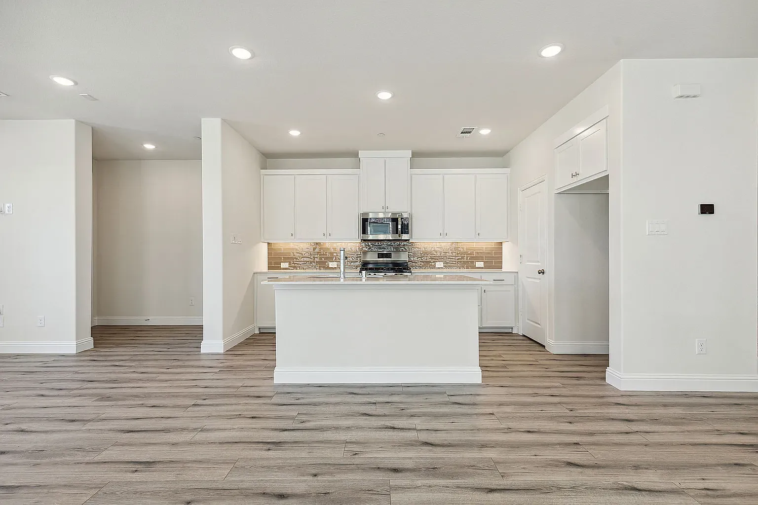 3 bed, 2040 sqft, $3,500 — Photo 3