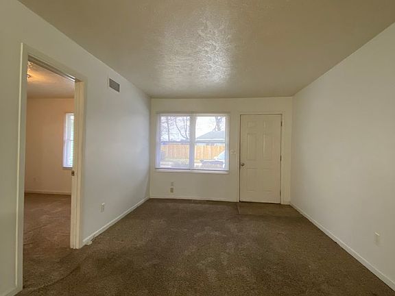 4th image of 1820 Ashley Ct #B
