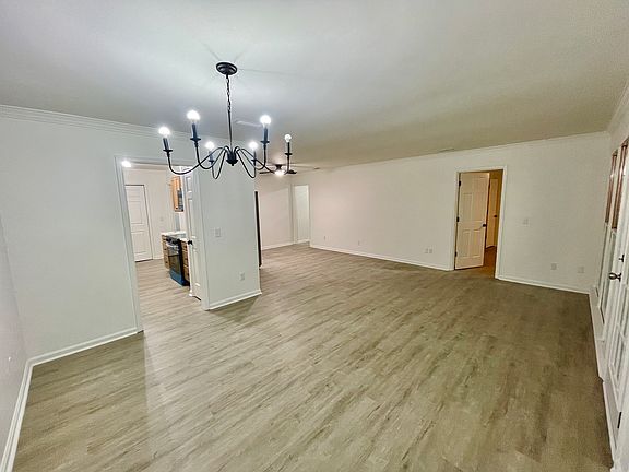 4th image of 122 Emerald Lake Dr