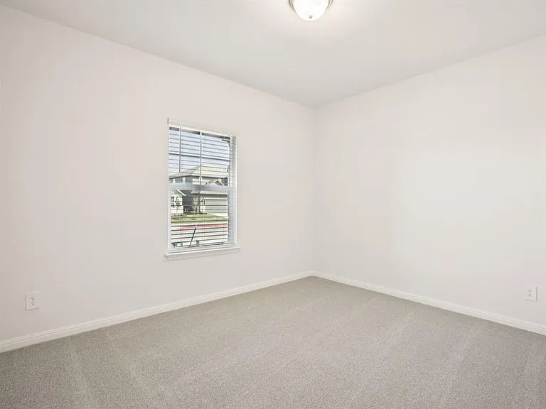715 Universal Dr — Photo 31