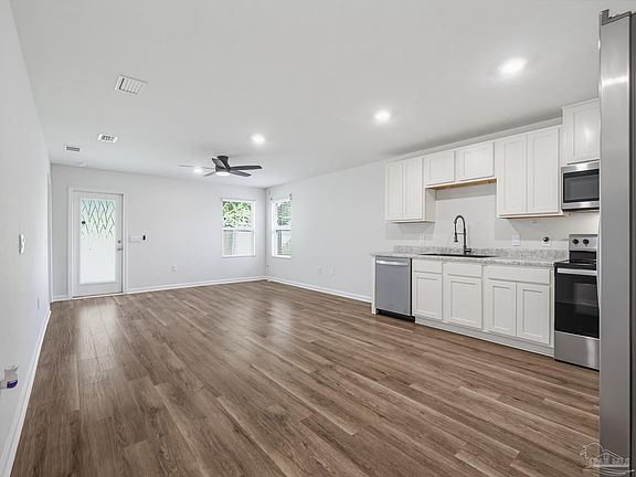4th image of 8511 Doris Ave