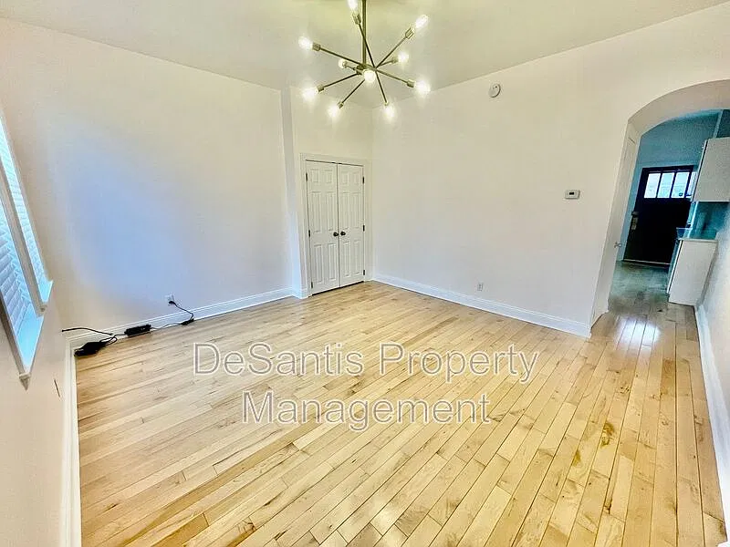 3 bed, 1.5 bath, 1500 sqft, $2,400 — Photo 2
