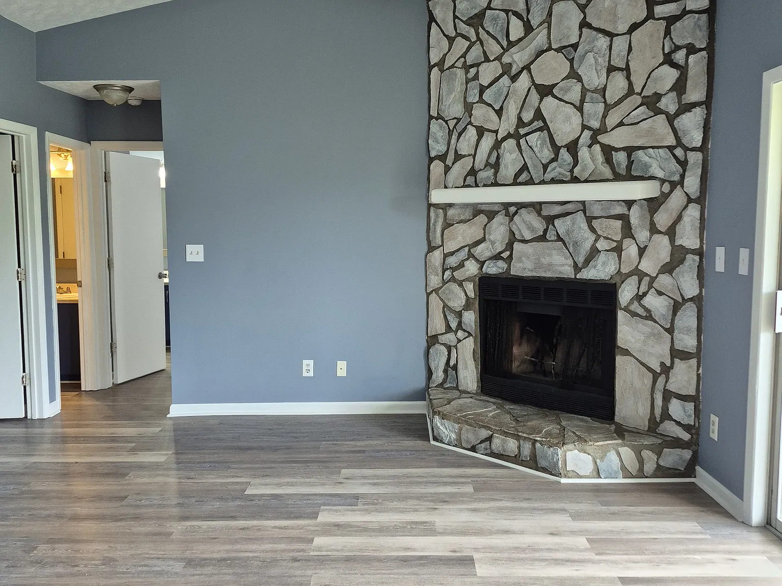 2 bed, 1100 sqft, $1,000 — Photo 2