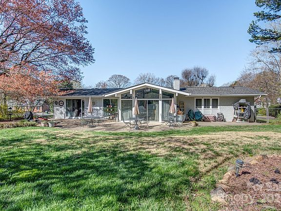 3rd image of 926 Sandswood Dr